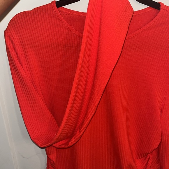 Red, side rouching crop top. - Picture 4 of 6